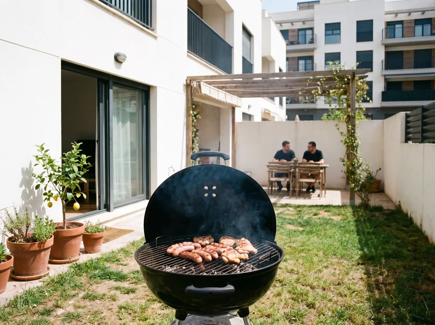 Jardín de un adosado con una barbacoa de carbón humeando bajo una pérgola (imagen generada con IA)